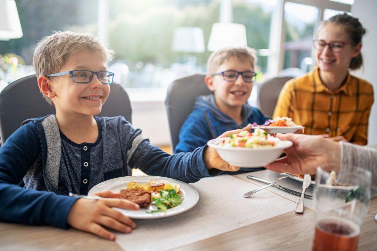 Terra Farta alimento na mesa com crianças comendo